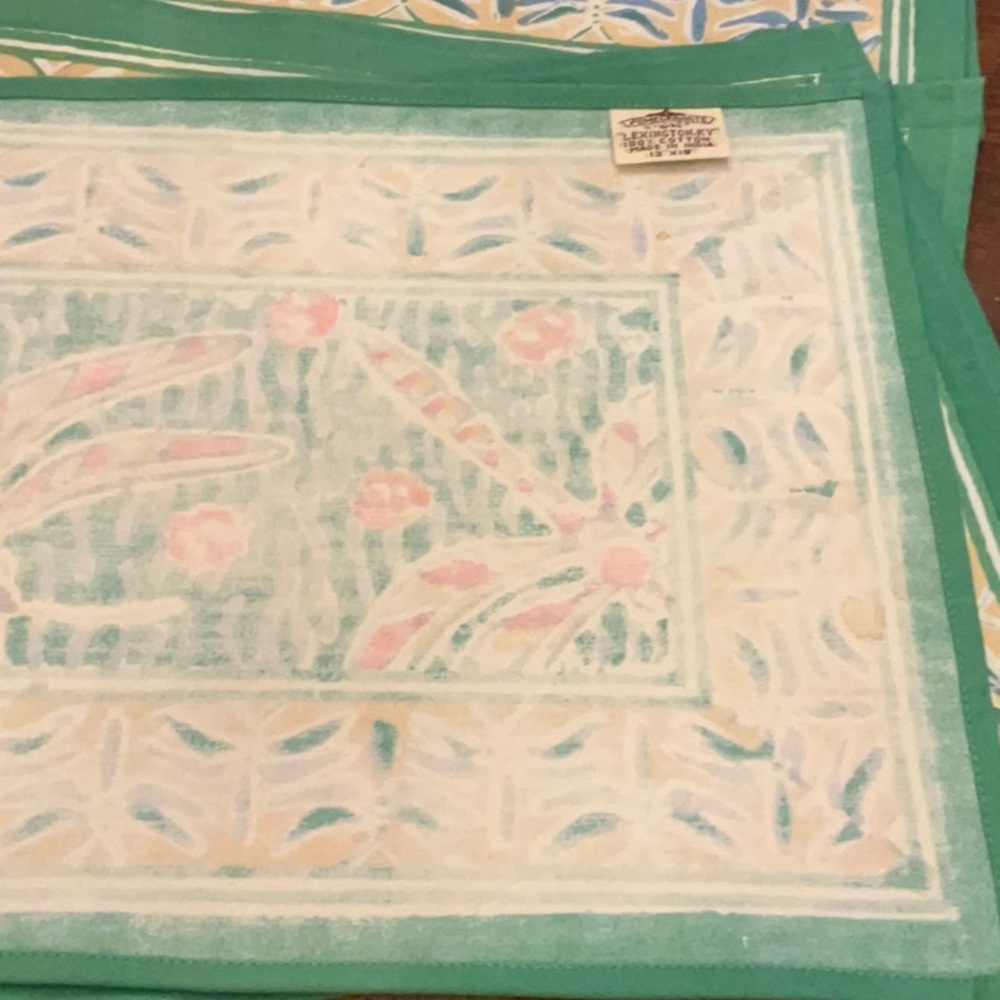 Wonderful hand screened placemats!  Set of 6. Beautiful design and colors!  Nice - Picture 4 of 7